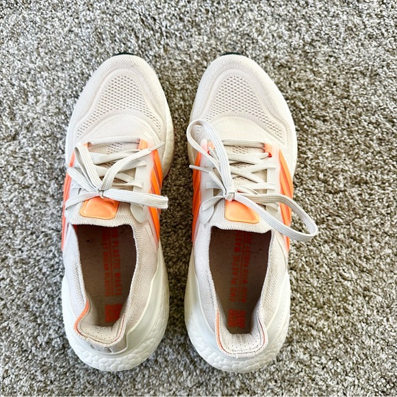 Adidas Ultraboost 22 running shoes in cream with neon orange stripes, size 9 - Picture 4 of 8